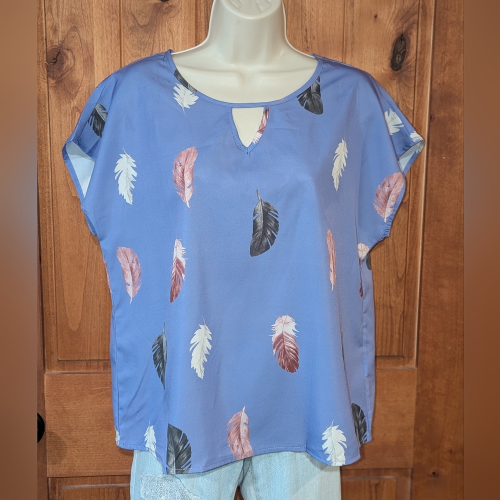 Emery Rose‎ Women's Blouse with Feather Design